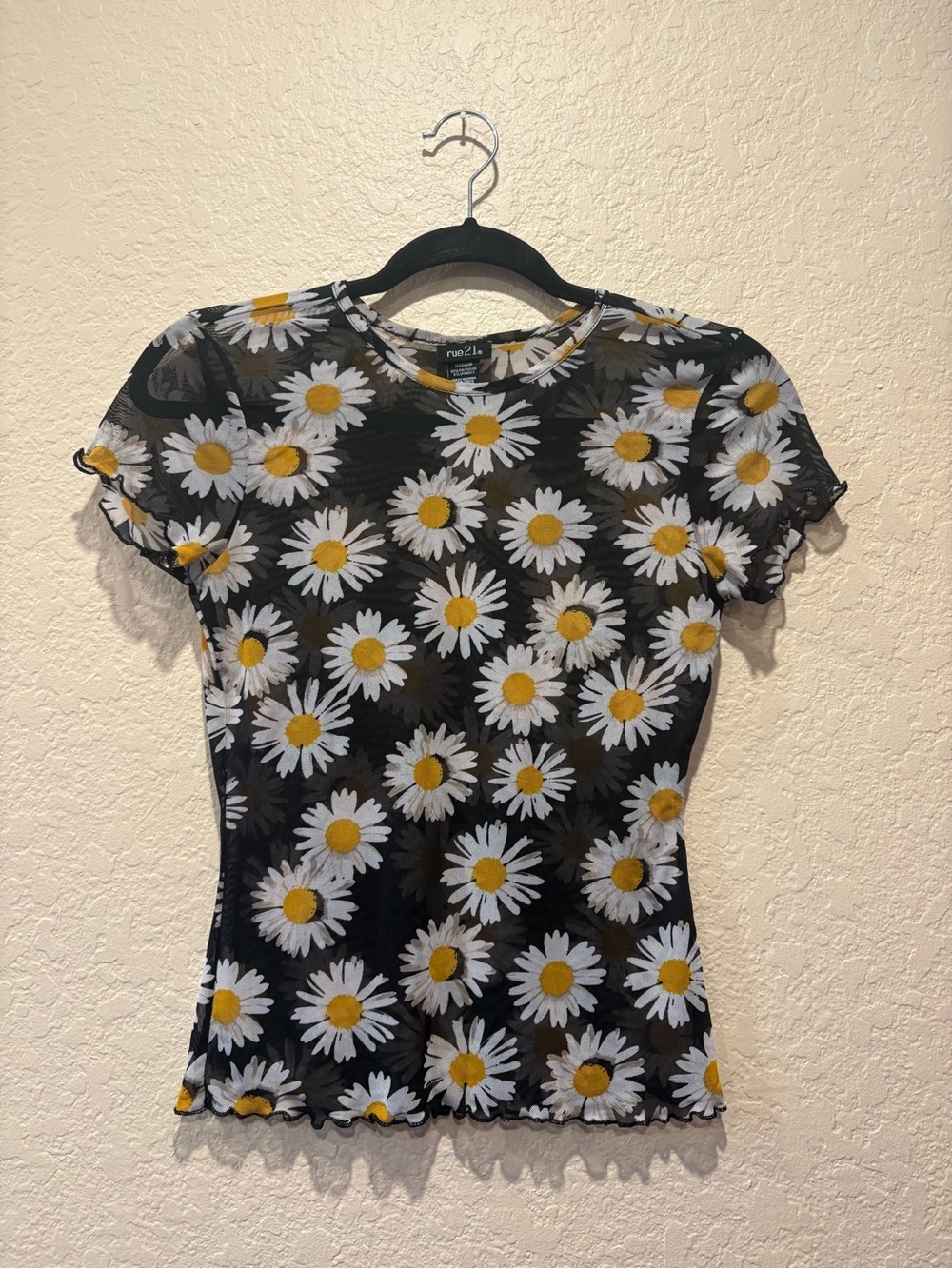 Rue21 Black Mesh Short Sleeve Top with White & Yellow Daisy Print